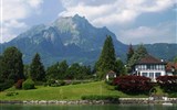 Švýcarské železnice a Rhétská dráha UNESCO 2023 - Švýcarsko - lodní výlet z Lucernu, masiv hory Pilatus od jezera Vierwaldstättersee