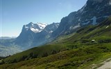 Nejkrásnější kouty Alp pěti zemí - Švýcarsko - horské louky pod Eigerem a vzadu masiv Mattenbergu