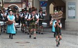 Folklórní slavnosti - Německo - Berchtesgaden - letní slavnost, zúčastňují se sousední městečka i spolky, vždy s cedulí vpředu, tihle jsou z Bischofswiesenu
