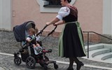 Folklórní slavnosti - Německo - Berchtesgaden - na procházku s kočárkem jedině v kroji