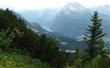 Slavnost a pohoda v NP Berchtesgaden a Orlí hnízdo 2022 - Německo - dole jezero Königsee a nad ním masiv Watzmann (2713 m)