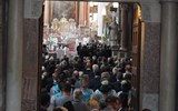 Folklórní slavnosti - Německo - Berchtesgaden - letní slavnost, po první části průvodu je v kostele mše