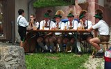 Slavnost a pohoda v NP Berchtesgaden a Orlí hnízdo 2022 - Německo - Berchtesgaden - odpočinek po průvodu