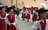 Folklórní slavnosti - Německo - Berchtesgaden - letní slavnost, a průvod nekončí, jdou v něm stovky lidí a náramně sito užívají