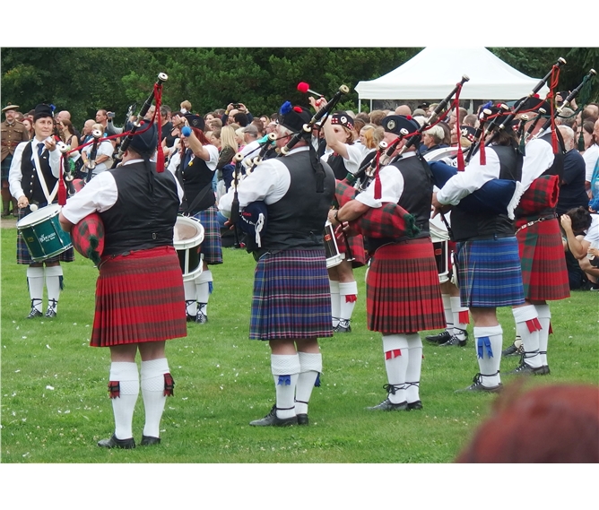 Skotské hry na zámku Sychrov a Whisky 2021 - Česká republika - Sychrov - Skotské hry musí mít skotské kroje, dudáky a slavnostní zaqhájení