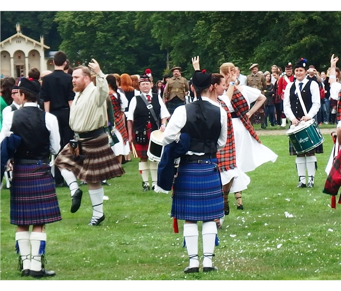Frýdlandským výběžkem za přírodou, pivem, whisky a Skotské hry  2021 - Česká republika - Sychrov - Skotské hry, ukázka skotských lidových tanců
