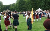 Skotské hry na zámku Sychrov a Whisky 2021 - Česká republika - Sychrov - Skotské hry, při slavnostním zahájení nesmí chybět kilty