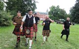 Skotské hry na zámku Sychrov a Whisky 2021 - Česká republika - Sychrov - Skotské hry, tolik chlapů v sukních nikde jinde neuvidíte