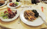 Sicílie, víno a gastronomie - Itálie - Sicílie - večeře vypadá lákavě, zvlášť ty krevety
