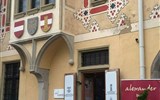 Dolnorakouský advent pro milovníky vína i mlsné jazýčky 2021 - Rakousko - Perchtoldsdorf, radnice, vpravo městský erb (foto A.Frčková)