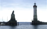 LINDAU - Německo - Lindau - Nový přístav, symboly města - vlevo bavorský lev, 6 m socha z kehlheimského pískovce, vpravo maják