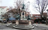 LINDAU - Německo - Lindau, socha patronky města Lindavi, dole alegorie Vinařství a Rybářství - bývalé pilíře ekonomiky města