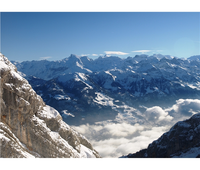 Horskými vláčky po Švýcarsku 2023 - Švýcarsko - Pilatus, vlevo ze strany uťatý vrchol Titlis (3243 m), v zimě bývá viditelnost z vrcholu výborná