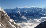 Pilatus - Švýcarsko - Pilatus, vlevo ze strany uťatý vrchol Titlis (3243 m), v zimě bývá viditelnost z vrcholu výborná