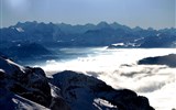 Pilatus - Švýcarsko - zimní výhled z vrcholu Pilatus,  střed mírně vpravo Mönch (4105), Eiger (3975) a Jungfrau (4166)