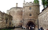 Tower - Anglie - Londýn - Tower, vpravo Krvavá věž s bránou, 1360-2, bývalo zde vězení