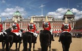 Whitehall - Anglie - Londýn - slavnostní střídání stráží na Horse guards je podívanou barevnou a okázalou