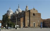 Padova - Itálie - Padova - Basilica di Santa Giustina, původně kostel benediktýnského opatství, přestavěn 1501-1606 (Wiki-R.Flavus)