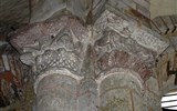 Conques - Francie - Conques, v kostele je 250 románských hlavic sloupů