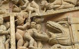 Conques - Francie - Conques, detail tympanonu kostela, Leviatan pohlcuje hříšníky, nahoře vlevo ďábel při vážení duší archandělem Michaelem