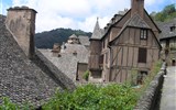 Conques - Francie - Conques, většina zdejších hrázděných domů je krytá šedou břidlicí