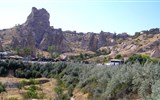 Krásy turecké Kappadokie s pěší turistikou 2023 - Turecko - Uchisat, městečko vydlabané ve skále střeží hradní vrch