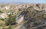 Krásy turecké Kappadokie s pěší turistikou 2023 - Turecko - Kapadocie - pohled od Uchisaru na Orencikbasi Valley, v pozadí zemní pyramidy zformované dešťovou vodou