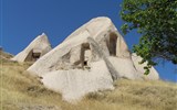 Krásy turecké Kappadokie s pěší turistikou 2023 - Turecko - skalní obydlí v Kapadocii, skála je měkká a tak se v ní snadno kope
