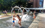 Gdaňsk - Polsko - Gdaňsk, fontána na náměstí Jana Heweliusze, děti si užívají