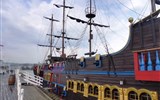 Sopoty - Polsko - Sopoty, u mola čeká výletní Pirátská loď