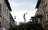 Sopoty - Polsko - Sopoty, vysoko nad ulicí balancuje bronzová socha Rybáře se sítí