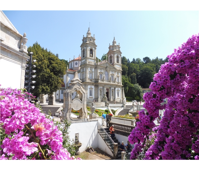 Porto, památky, víno a řeka Douro 2023 - Portugalsko - Braga, Bom Jesus do Monte, poutní kostel Bom Jesus, kol 1725, architekt M.P.Vilalobos