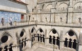 Porto, víno, památky a řeka Douro 2023 - Portugalsko - Porto - katedrála Sé do Porto, sousední klášter postavil João I., krásný rajský dvůr