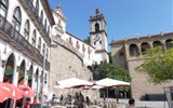 Porto, památky, víno a řeka Douro 2023 - Portugalsko - Amarante, kostel a klášter São Gonçalo, 1543 až konec 18.st, vpravo Balkon králů se sochami Jana III. (zakladatel), Sebastião I, Henrique I. a Filipa II.