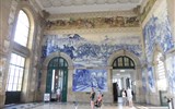 Porto, památky, víno a řeka Douro 2023 - Portugalsko - Porto - vlakové nádraží zdobí 551 m2 azulejos, scény z historie země, 1905-6, J.Colaco
