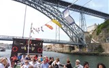 Porto, víno, památky a řeka Douro 2023 - Portugalsko - Porto - zážitkem je plavba po řece, nehoře most  Puente Don Luis I.