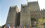 Porto, památky, víno a řeka Douro 2023 - Potugalsko - Guimarães - hrad postavila 958 hraběnka Mumadona Dias na obranu před muslimy a Normany. UNESCO