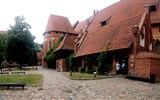 Malbork - Polsko - Malbork, vnitřní nádvoří středního hradu,  vpravo vpředu lázeň, vzadu vidět kaple sv.Kateřiny
