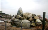Hel - Polsko - Hel, Kopiec Kaszubow, monument symbolizující kašubský národ, legenda o kamenných obrech