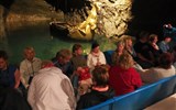 Krásy Vídeňského lesa, jeskyně, soutěsky a slavnost vína Požitkářská míle 2023 - Rakousko - Seegrotte - nastupujeme do lodí k podzemní plavbě