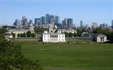 Greenwich - Anglie - Londýn - Greenwich, Queens House, dnes galerie, s hradbou chladných mrakodrapů v zádech