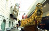 Greenwich - Anglie - Londýn - Greenwich, Námořní muzeum, bárka prince Frederika, na boku nereida, průvodkyně Neptuna