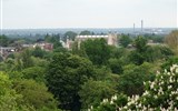 Windsor - Anglie - výhled ze severní terasy Windsoru, vzadu Eton College Chapel, po 1441, pozdní gotika