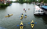 Windsor - Anglie - Windsor, na řece Temži se potkávají kanojisté s výletními loďmi