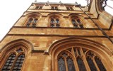 Windsor - Anglie - Windsor, St Georges Chapel, na střeše 14 heraldických zvířat VB od anglického  lva, červeného draka Walesu až po sokola Yorku
