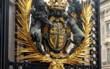 Buckinghamský palác - Anglie - Londýn - Buckinghamský palác, znak Spojeného král, 3 leopardi Anglie, harfa Irsko, lev ve skoku Skotsko, štít nese lev a jednorožec