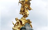 Buckinghamský palác - Anglie - Londýn - Victoria Memorial, nahoře pozlacená socha Vítězství, níž Odvaha a Věrnost