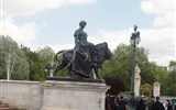 Buckinghamský palác - Anglie - Londýn - Victoria Memorial, 4 sochy kolem centrální části - zde Zemědělství