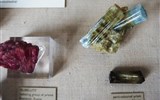 muzejní trojúhelník - Anglie - Londýn - Přírodvědné muzeum, různé drahokamové typy turmalínů z oblasti Sibiře a Altajska