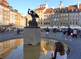 Polsko - Varšava, Staroměstské náměstí, centrum Starého města, obdélnikové, 90x73 m, socha Sirény, zinková, K.Hegel, 1855